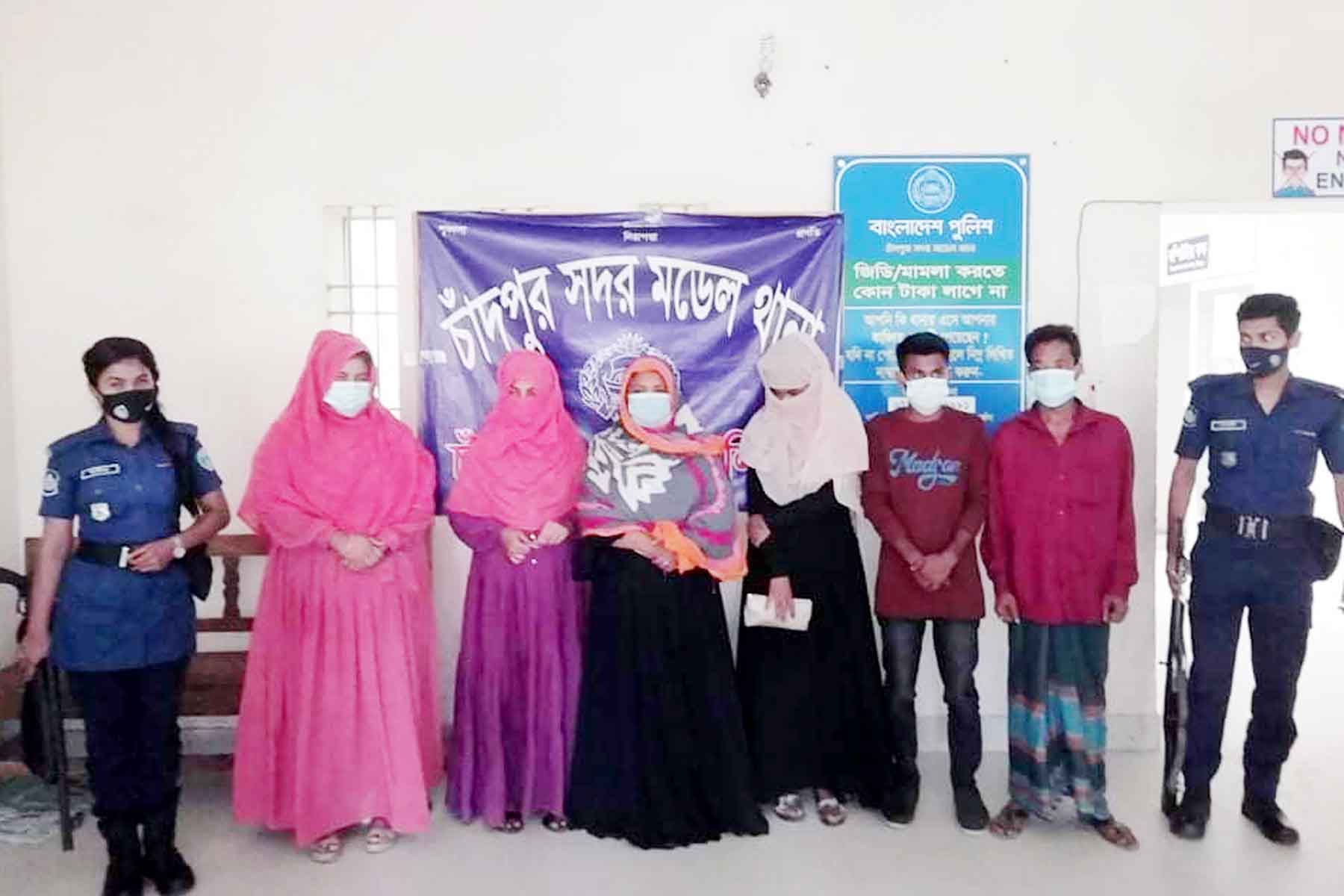 চাঁদপুরে অশ্লীল ছবি ধারণকারী প্রতারক চক্রের ৬ সদস্য আটক