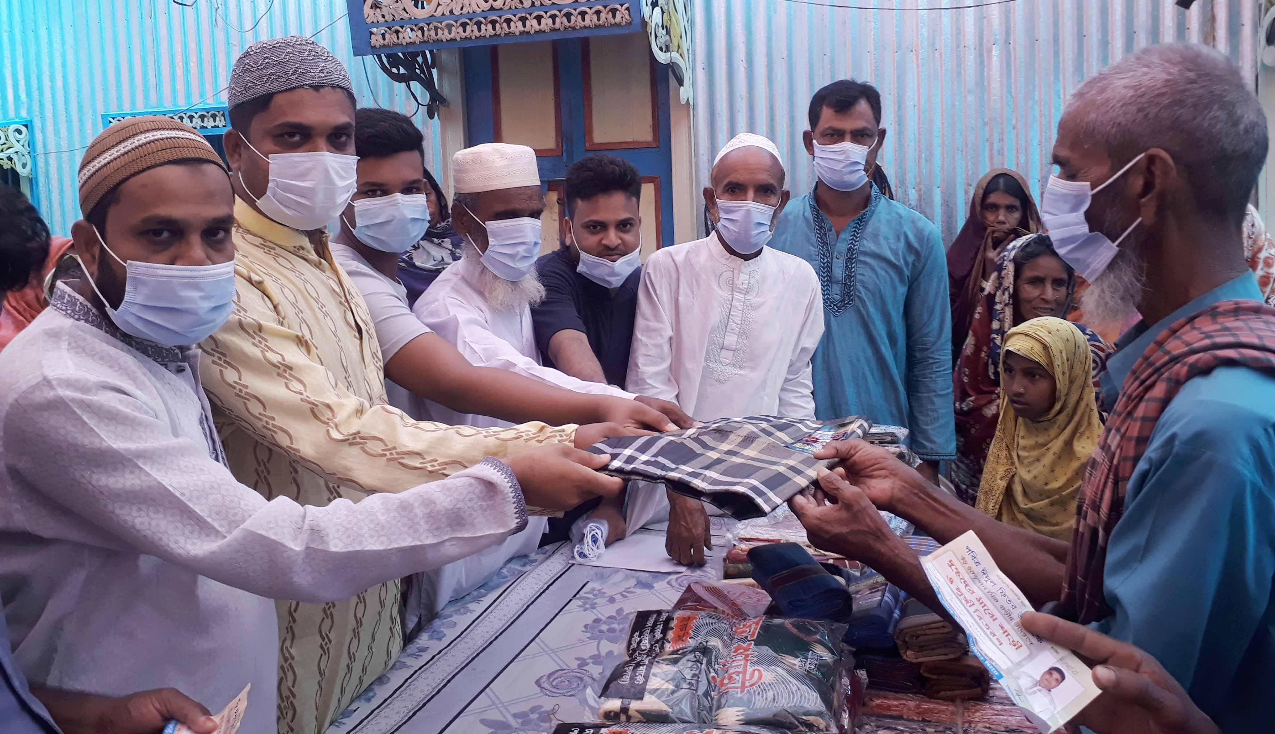 ​চৌহালীতে ঘোড়জান ইউনিয়নে পবিত্র ঈদুল ফিতর উপলক্ষে ৩০০ শাড়ি লুঙ্গি বিতরণ