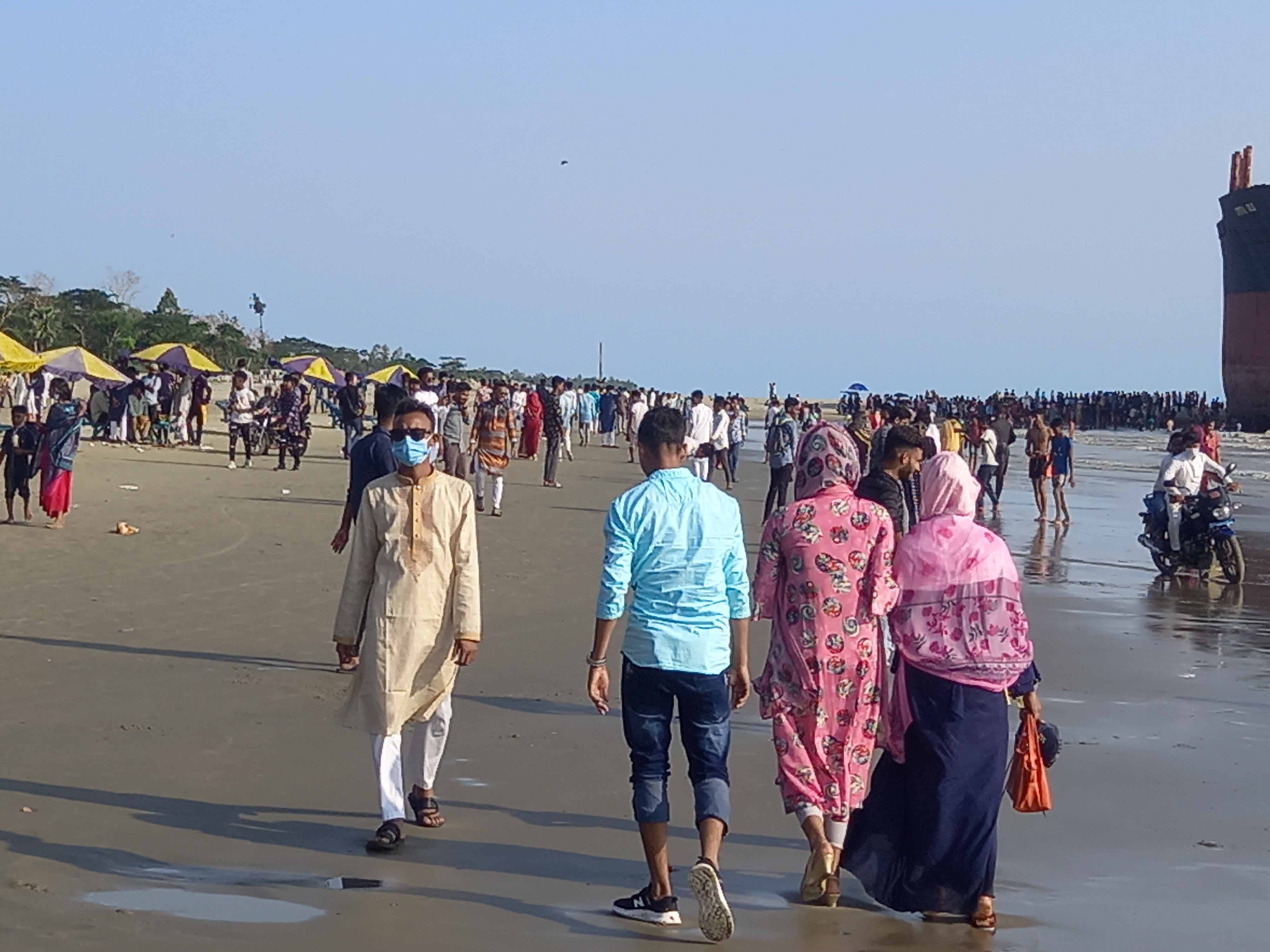 নিষেধাজ্ঞা উপেক্ষা করে ঈদে পারকি সৈকতে পর্যটকের ঢল