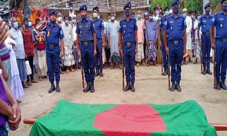 পোরশায় মুক্তিযোদ্ধা দেলশাদকে রাষ্ট্রীয় মর্যদায় দাফন