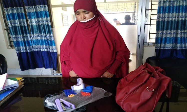 মাদক ব্যবসায়ী স্বামীকে দেখতে এসে ইয়াবাসহ স্ত্রী আটক