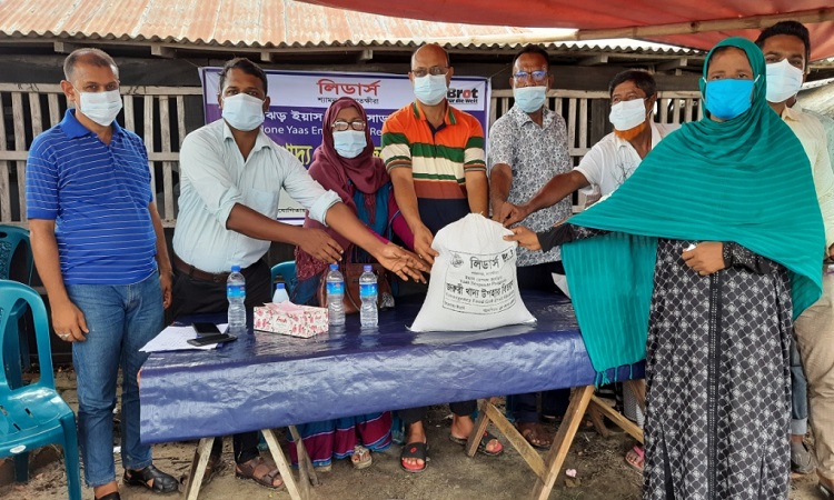 শ্যামনগরে ইয়াসে ক্ষতিগ্রস্থদের মধ্যে খাদ্য ও হাইজিন সামগ্রী বিতরণ