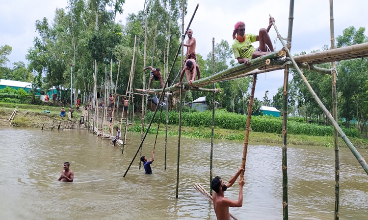 মধুপুরের বংশাই নদীতে স্বেচ্ছাশ্রমে সাঁকো নির্মাণ করলেন গ্রামবাসী