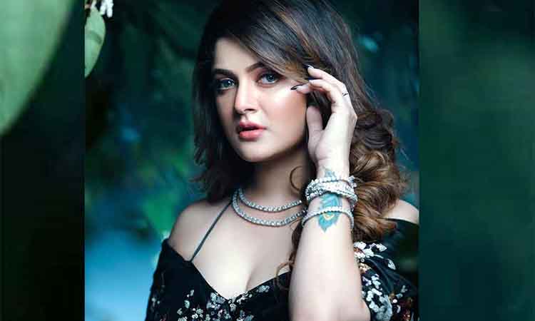 ​খোলামেলা ছবি প্রকাশ করে আক্রমণের শিকার শ্রাবন্তী