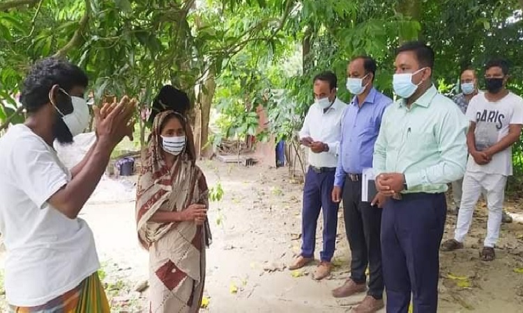 ঝোপের ছোট্ট ছাপড়ায় হারুনের সংসারের পাশে নবাবগঞ্জের ইউএনও