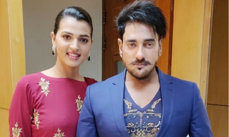 ​বলিউড উৎসবে অনন্ত-বর্ষা