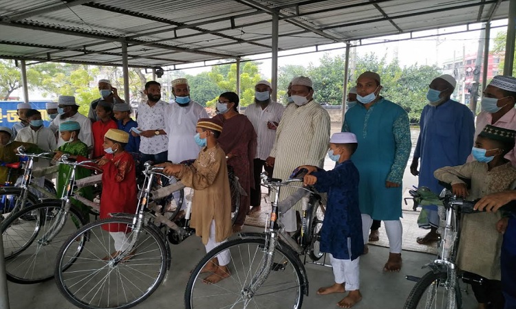 ​কালীগঞ্জে ৪০ দিন জামায়াতে নামাজ পড়ায় ৭ শিশুকে সাইকেল উপহার