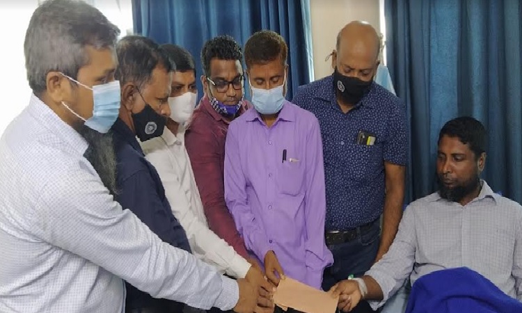 রূপগঞ্জে দুই সাংবাদিকের চিকিৎসায় বস্ত্র ও পাটমন্ত্রীর অনুদান