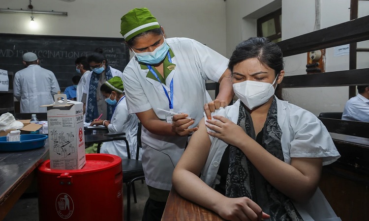 দেশে টিকার প্রথম ডোজ নিয়েছেন ৮০ লাখ মানুষ, দ্বিতীয় ডোজ ৪৩ লাখ