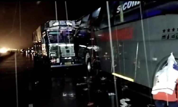 ভারতে বাসের পেছনে ট্রাকের ধাক্কা, নিহত ১৮
