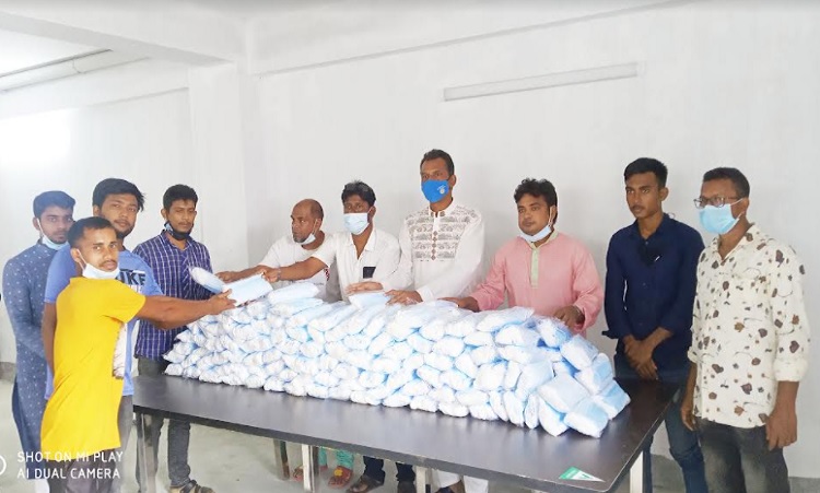 বদলগাছীতে বিএনপির নেতা ফজলে হুদার মাস্ক বিতরণ