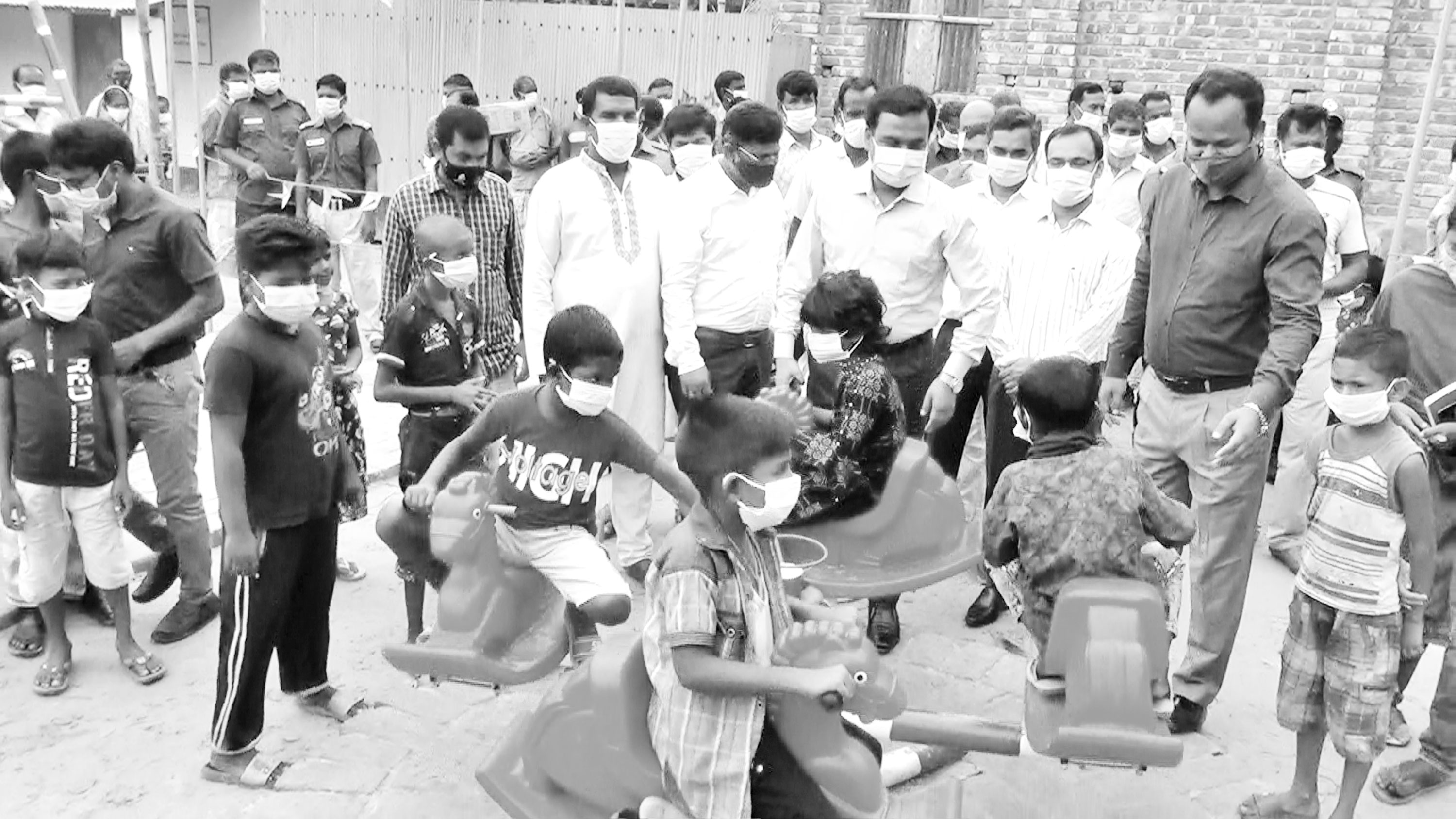 আশ্রয়ণ প্রকল্পে শিশুপার্ক উদ্বোধন ও ত্রাণ বিতরণ