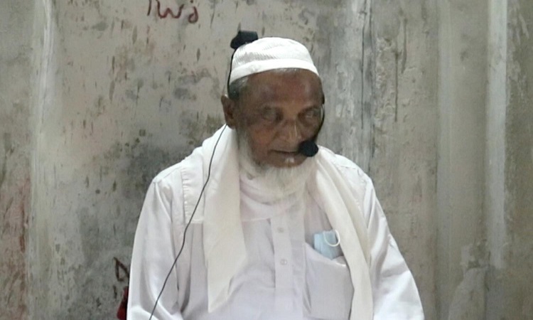 ৬০ বছর বিনা বেতনে মসজিদের ইমামতি