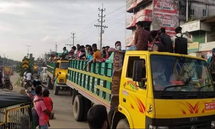 ভালুকায় পোষাক কারখানার শ্রমিকরা কর্মস্থলে যাচ্ছেন তিনগুন বেশী ভাড়া দিয়ে