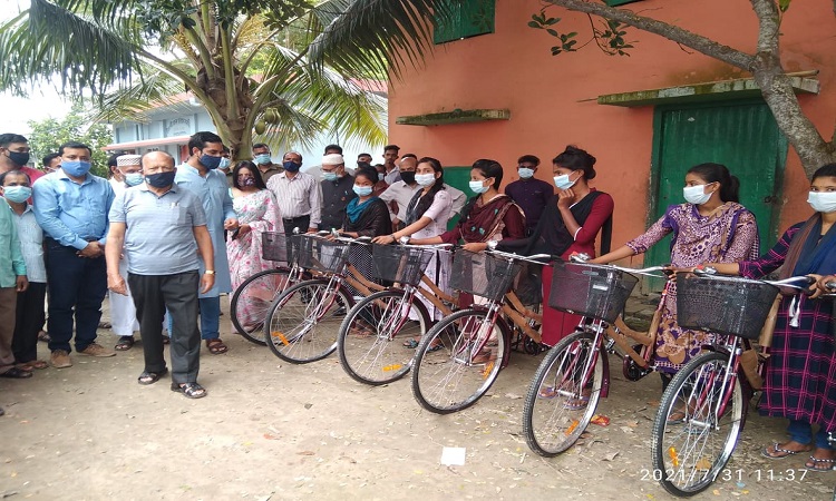 ​  মুকসুদপুরে স্কুলব্যাগ ও বাইসাইকেল বিতরণ