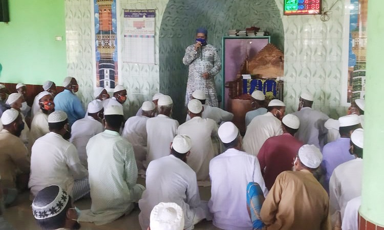 পূর্বধলায় মসজিদে করোনা প্রতিরোধক উপকরণ বিতরণ