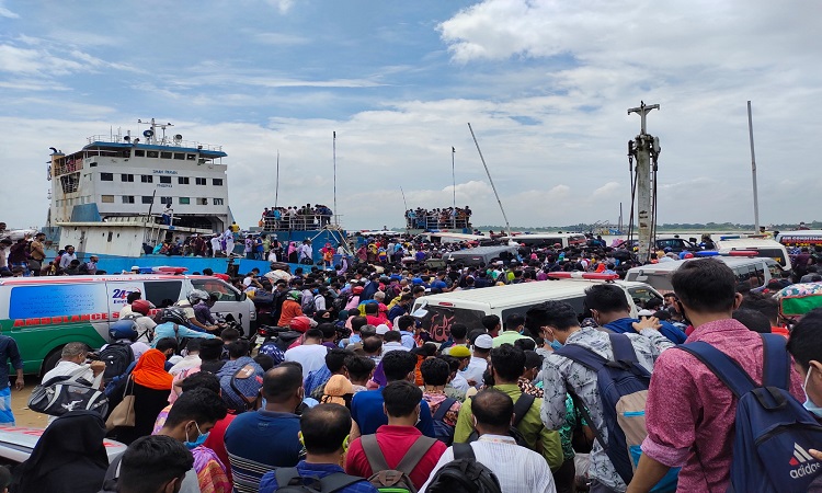 বাংলাবাজার -শিমুলিয়া নৌরুটে ঢাকামুখী যাত্রীদের উপচে পড়া ভিড়
