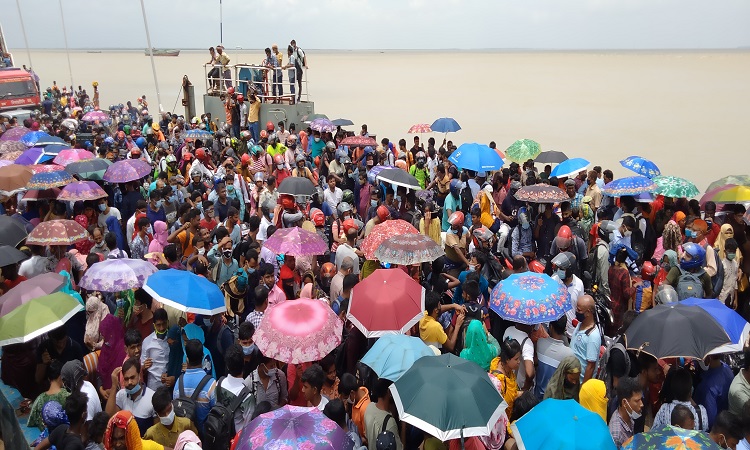যাত্রীদের চাপে দৌলতদিয়া-পাটুরিয়া নৌরুটে চালু হলো সবগুলো ফেরি