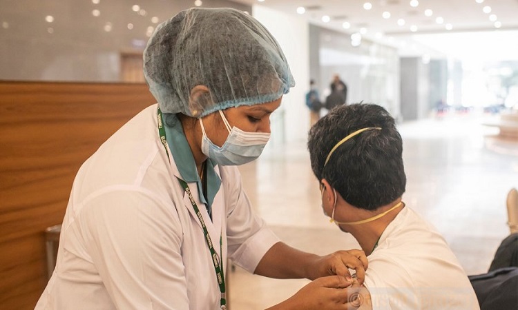 টিকা নেওয়া করোনা রোগীদের মৃত্যু ঝুঁকি কম: আইইডিসিআরের গবেষণা