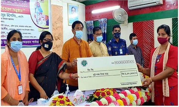 ​প্রান্তিক জনগোষ্ঠীর জীবনমান উন্নয়নে বান্দরবানে প্রণোদনার ঋণ বিতরণ