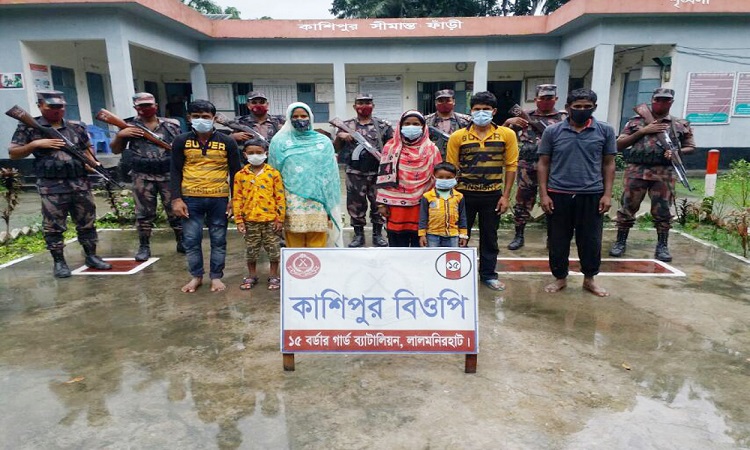 ফুলবাড়ী সীমান্তে ভারত থেকে ফেরার পথে শিশুসহ ৭ বাংলাদেশী আটক