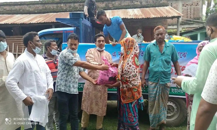 গোদাগাড়ীর মাটিকাটা ইউনিয়নের দুস্থদের মাঝে খাদ্য সামগ্রী বিতরণ