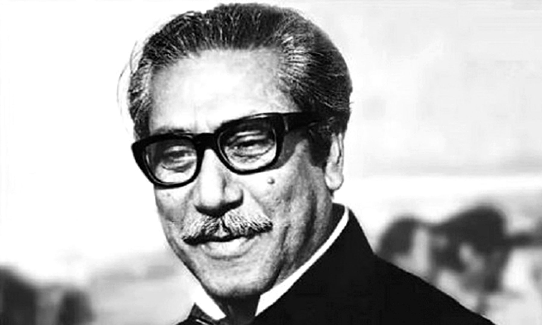 শোকের আগস্ট বেদনার ধারাভাষ্য