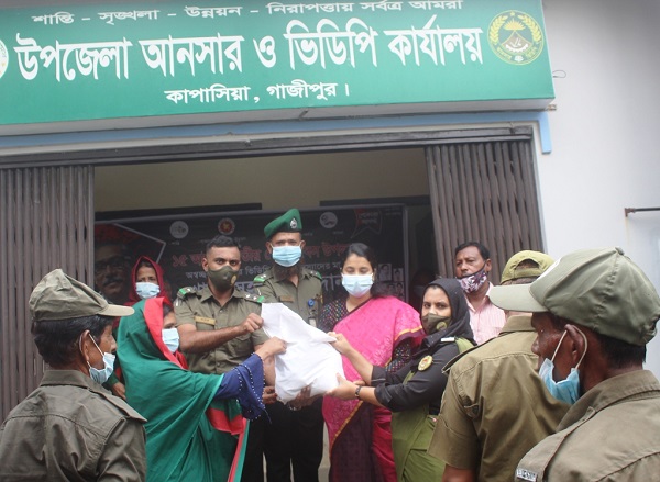 ​কাপাসিয়ায় অসচ্ছল আনাসার সদস্যদের মাঝে খাদ্য সামগ্রী বিতরণ