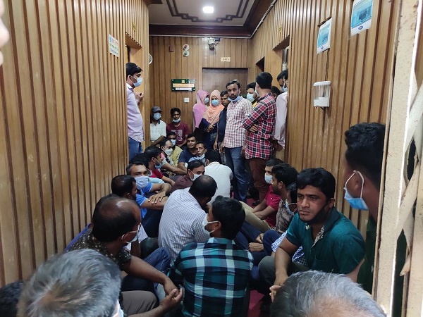 ইবিতে চাকরি স্থায়ীকরণের দাবিতে অবস্থান