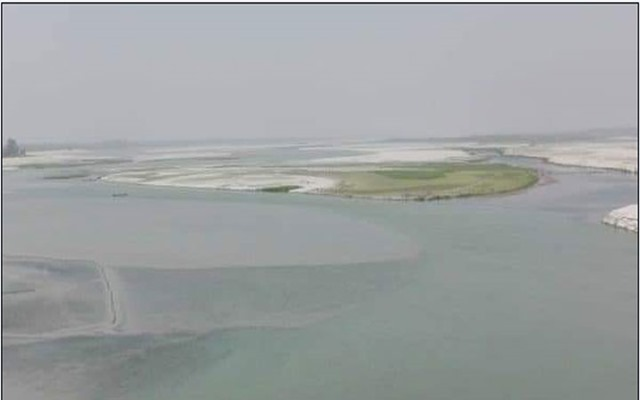 রাজাপুরে ডুবোচরে বেঁধেছে যাত্রীবাহী লঞ্চ, যাত্রীরা দুর্ভোগে