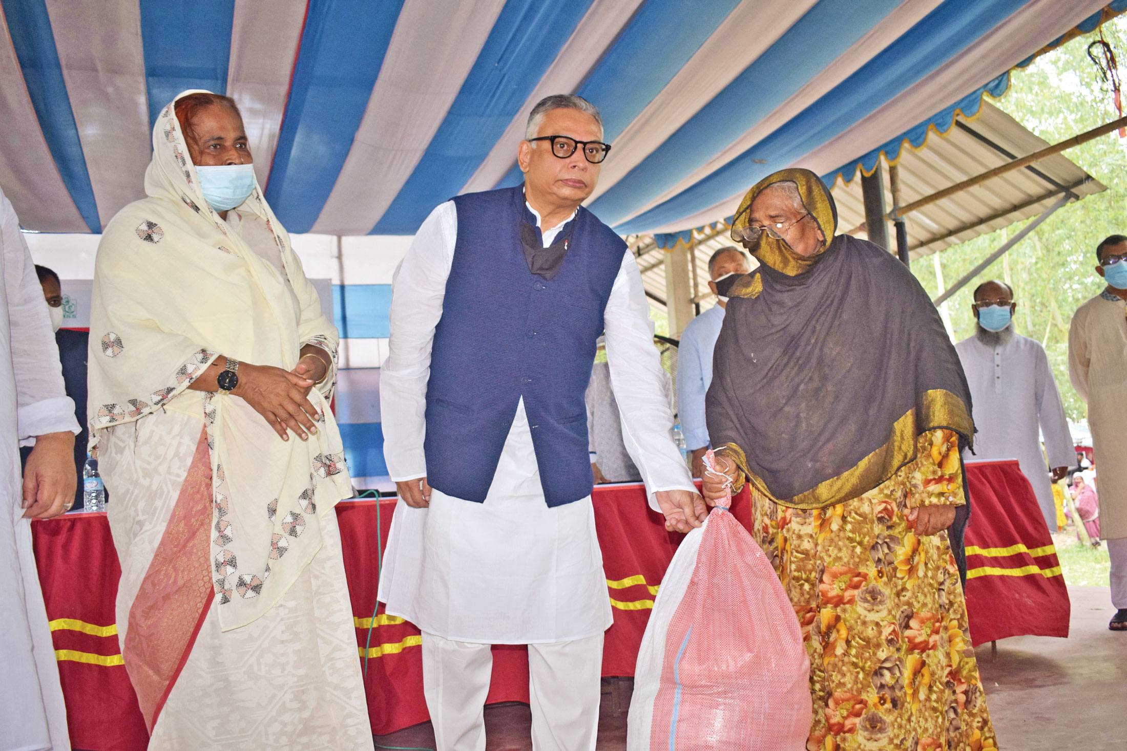 এবি ব্যাংকের উদ্যোগে ত্রাণ সামগ্রী বিতরণ