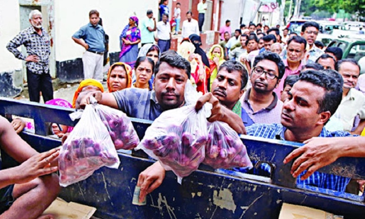 আজ থেকে টিসিবির ট্রাকে মিলবে পেঁয়াজ