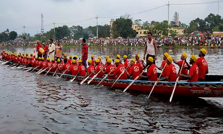 ​  পাবনায় ঐতিহ্যবাহী নৌকা বাইচ প্রতিযোগিতা, দুই পারে আনন্দমেলা