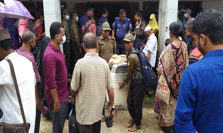 আগামীকাল নির্বাচন: হাতিয়ার ৭টি ইউনিয়নের কেন্দ্রে পৌছেছে ভোট সরঞ্জাম
