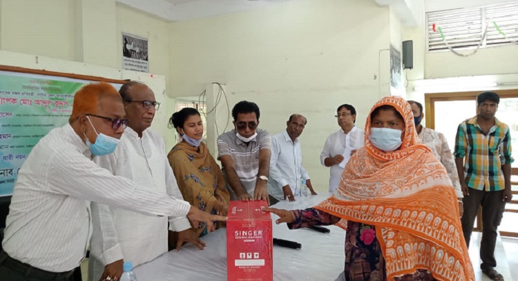 বড়াইগ্রামে বিনামূল্যে ৯৯ সেলাই মেশিন বিতরণ