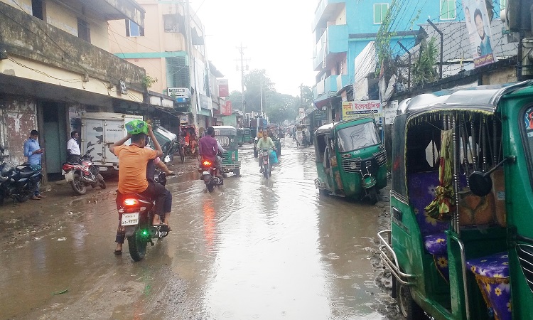 পূর্বধলা সদর বাজারের রাস্তার বেহাল দশা, জনদুর্ভোগ চরমে