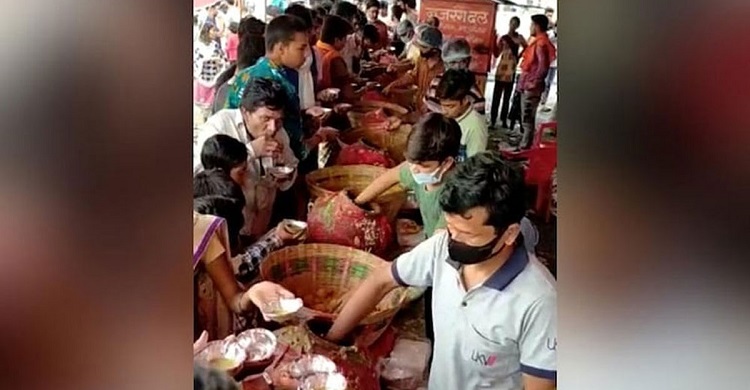 ​  মেয়ে হওয়ার আনন্দে ৫০ হাজার টাকার ফুচকা খাওয়ালেন বাবা