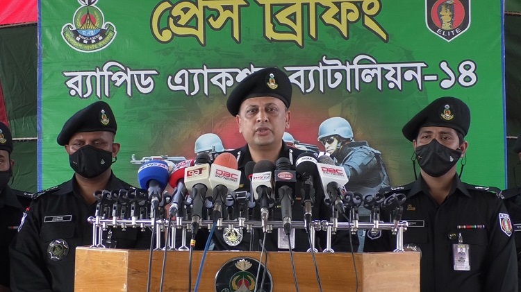চলন্ত ট্রেনের ছাদে ডাকাতের হামলায় দুই যাত্রী  নিহতের ঘটনায়  পাঁচ ডাকাত গ্রেফতার