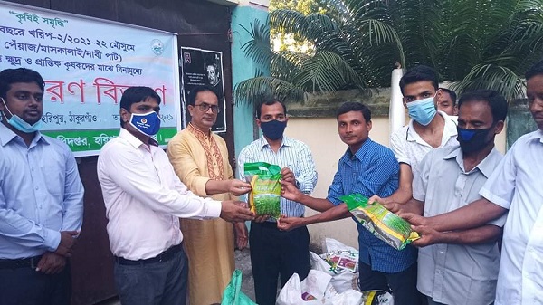 হরিপুরে কৃষকের মাঝে কৃষি উপকরণ বিতরণ