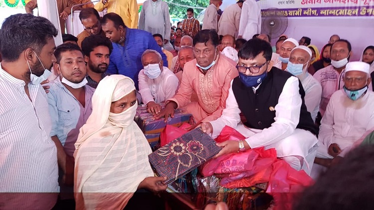 লালমোহনে আশ্রয়নবাসীদের হাতে নতুন পোশাক  তুলে দিয়ে প্রধানমন্ত্রীর জন্মদিন উদযাপন