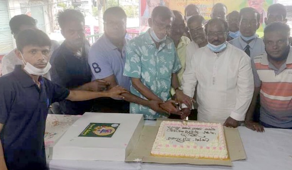 ​প্রধানমন্ত্রীর জন্মদিনের কেক  কাটল জেলা কৃষক লীগ