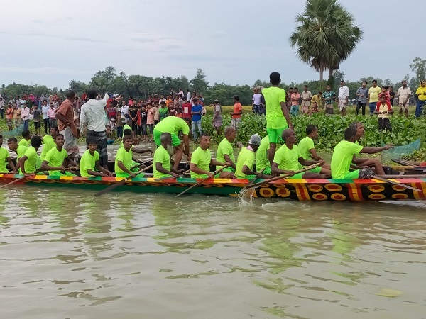 ​নিয়ামতপুরে উৎসবমুখর পরিবেশে হয়েগেল নৌকাবাইচ