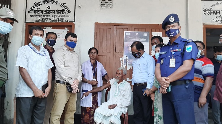 ​দৌলতপুরে মানিকগঞ্জের  জেলা প্রশাসকের গণটিকা কেন্দ্র পরিদর্শন