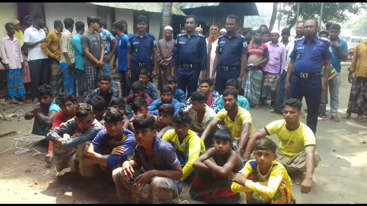 পটুয়াখালীতে ৫টি ইঞ্চিন চালিত নৌকাসহ ২২ জেলে আটক