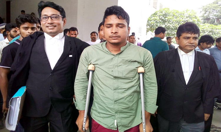 পা হারানো রাসেলকে আরও ২০ লাখ টাকা দিল গ্রিনলাইন