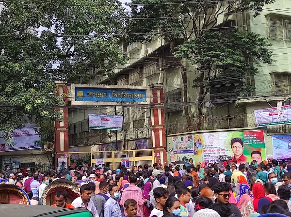 জবিতে গুচ্ছের এ-ইউনিটের ভর্তি পরীক্ষা অনুষ্ঠিত: যানজটের ভোগান্তি