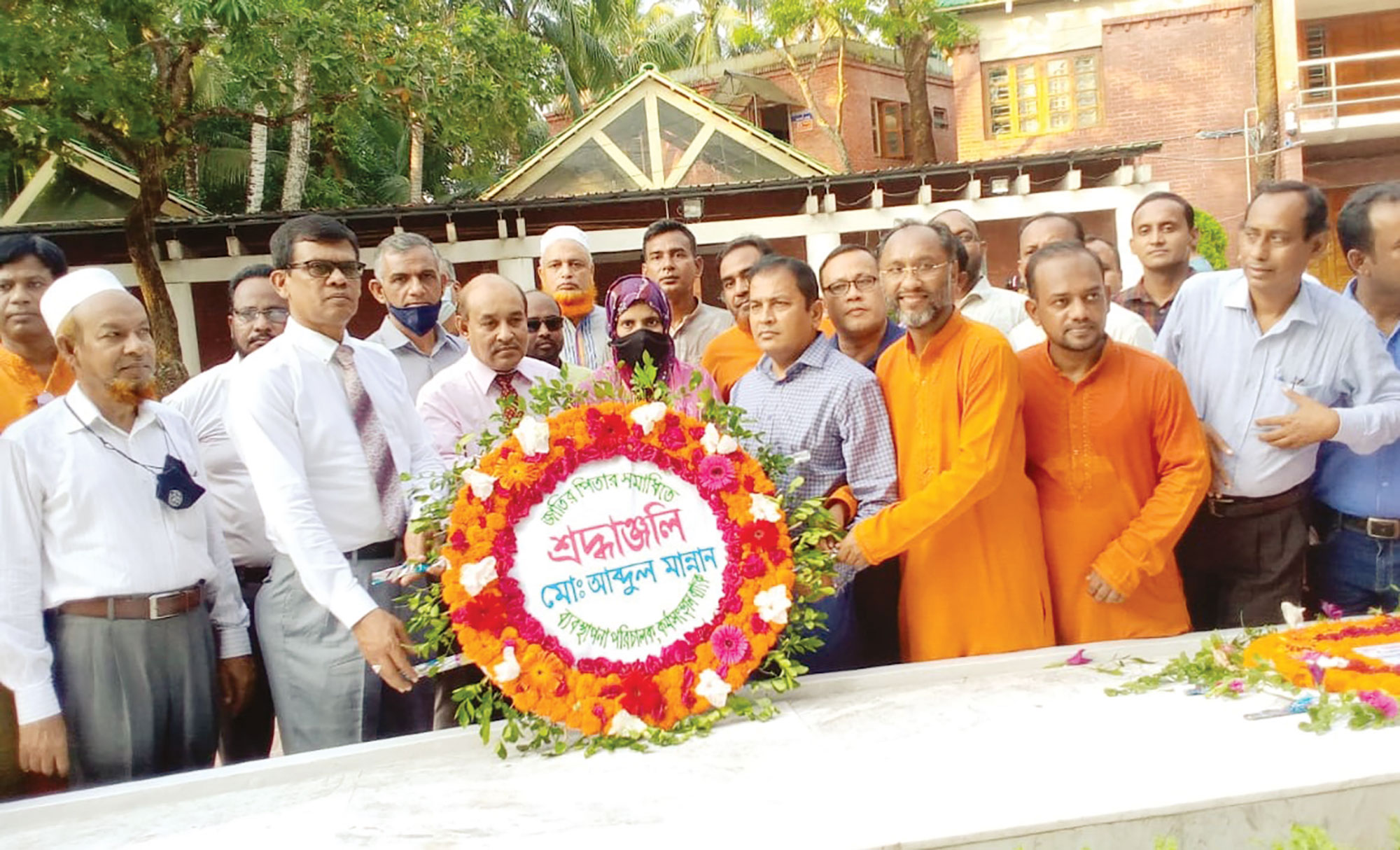 বঙ্গবন্ধুর সমাধিতে কর্মসংস্থান ব্যাংকের এমডির শ্রদ্ধা