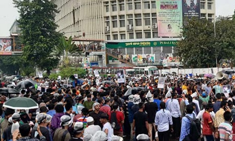 ​  সাম্প্রদায়িক হামলার প্রতিবাদে শাহবাগে বিক্ষোভ