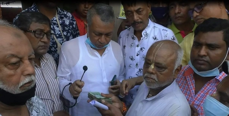 ​বেগগমগঞ্জ চৌমুহনীতে হামলায় নিহতদের পরিবার ও ক্ষতিগ্রস্ত মন্দির সংস্কারের জন্য সাংসদ একরামুল করিম চৌধুরী আর্থিক সহায়তা