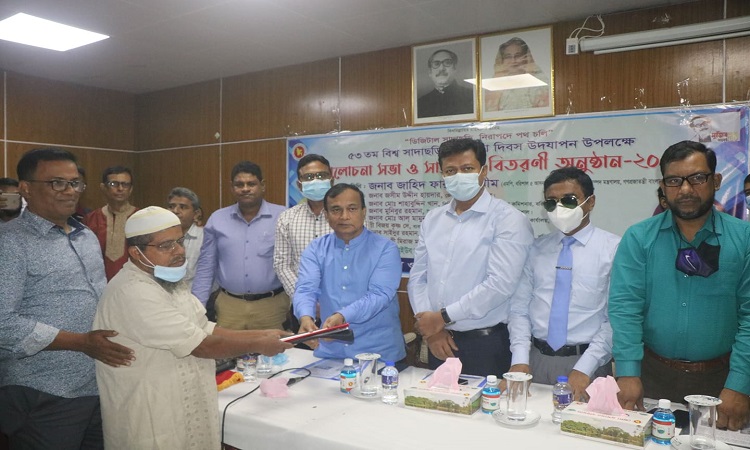 বরিশালে দৃষ্টি প্রতিবন্ধিদের প্রতিমন্ত্রী জাহিদ ফারুকের উপহার